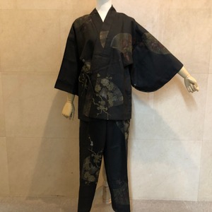 羽二重手縫い黒地花柄(小袖、居敷当て、膝当てあり)(M〜L L) 羽二重手縫い黒地花柄(小袖、居敷当て、膝当てあり)(M〜L L)