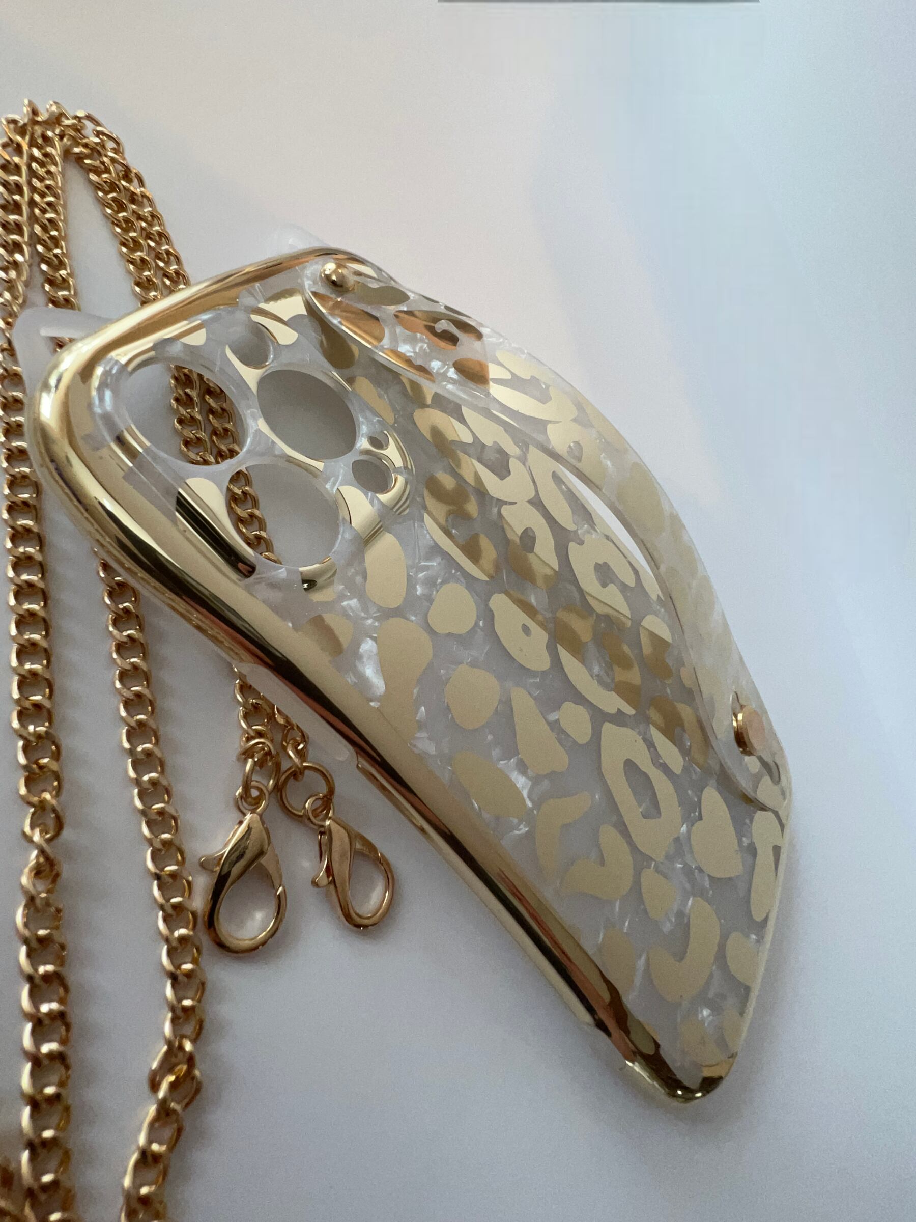 【チェーンショルダー付き】ネコ耳が可愛いヒョウ柄iPhoneケース