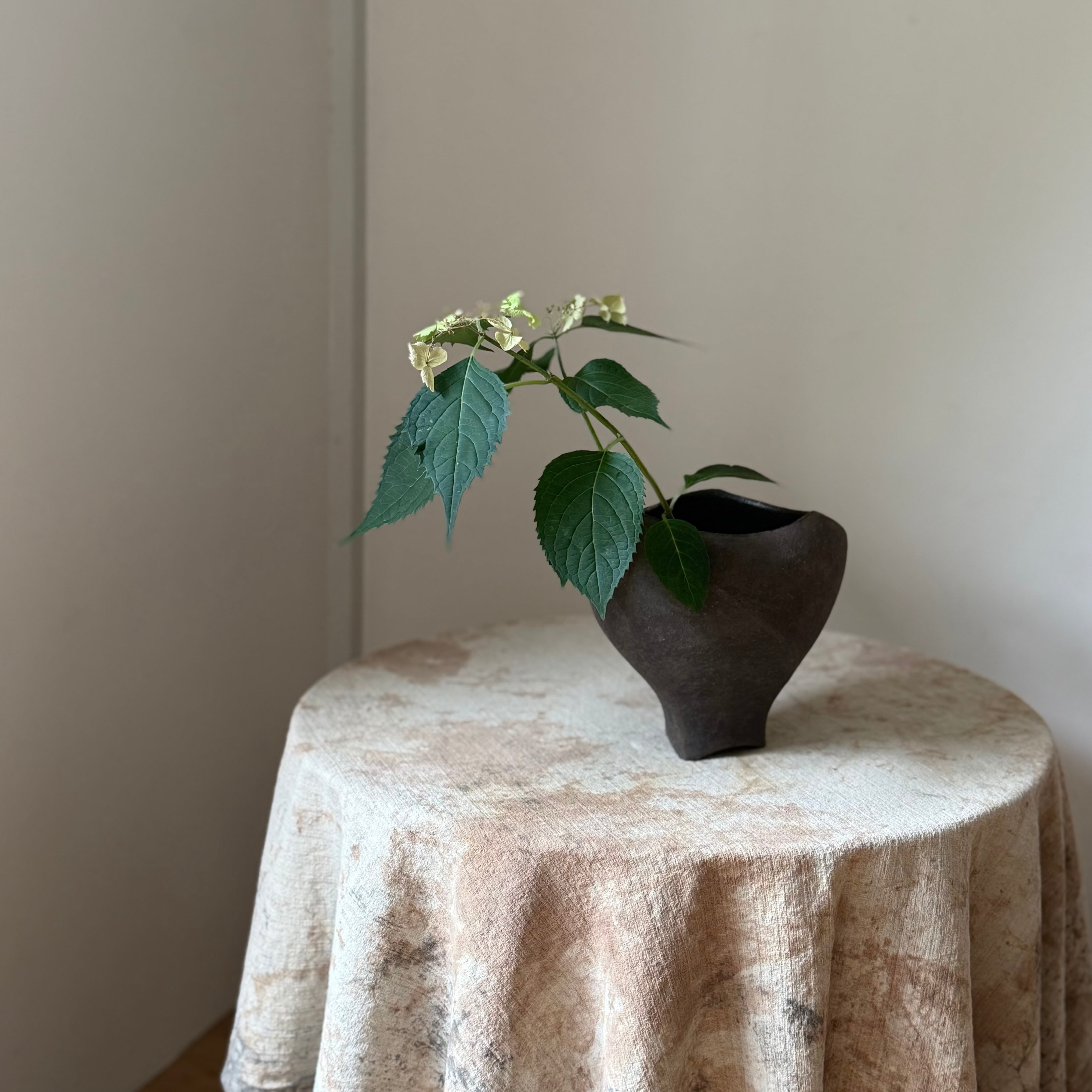 高田かえ 黒錆ひねり花器