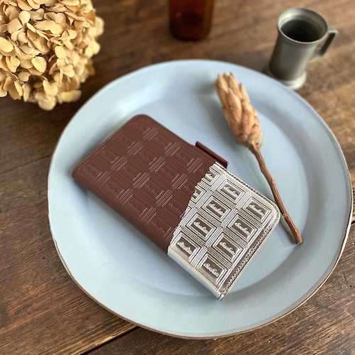Mサイズ：革のチョコ手帳型スマホケース　スイート（銀の包み紙）