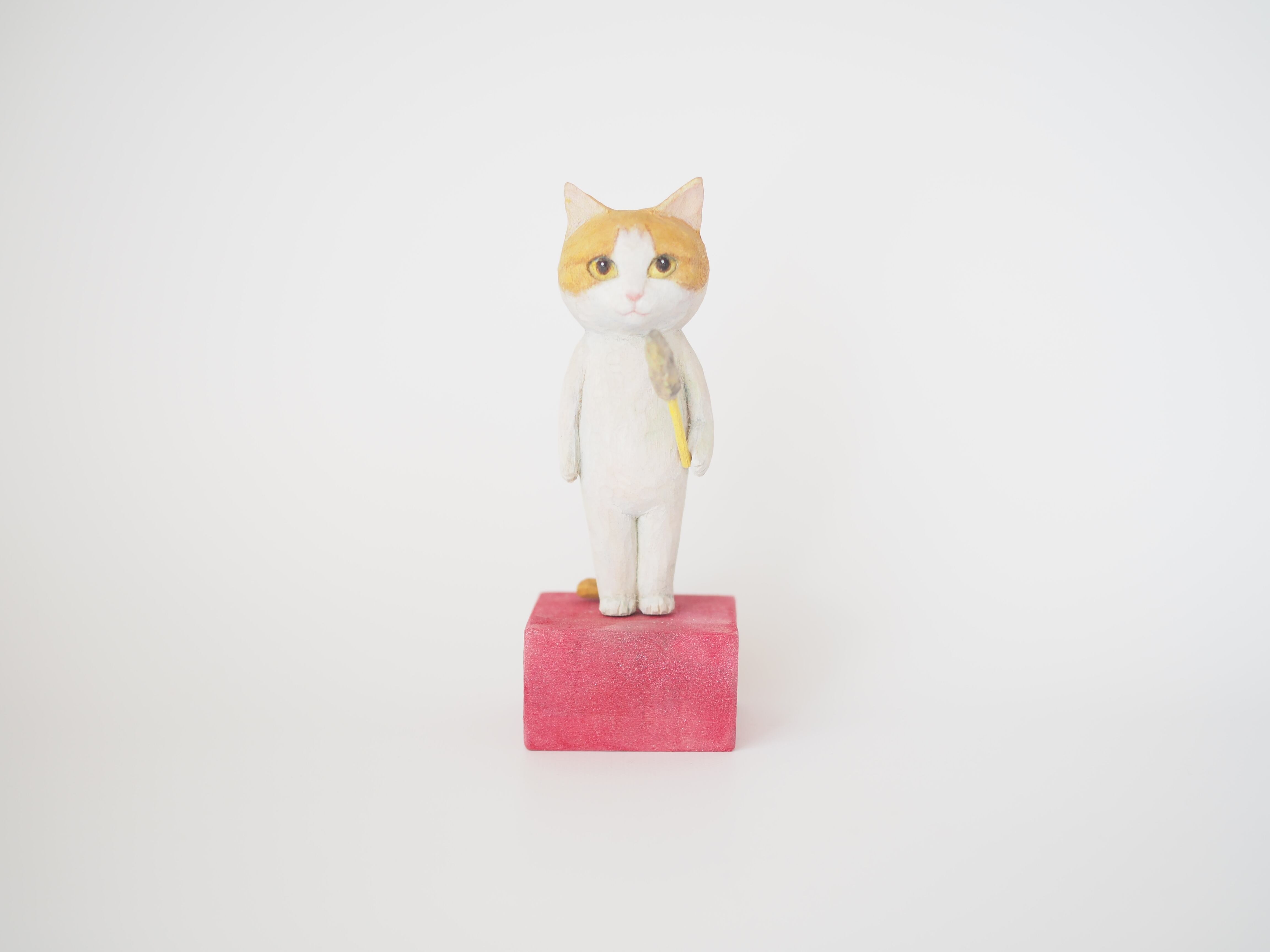 木彫り猫】猫じゃらしを持つ茶トラ白猫さん | kumineco