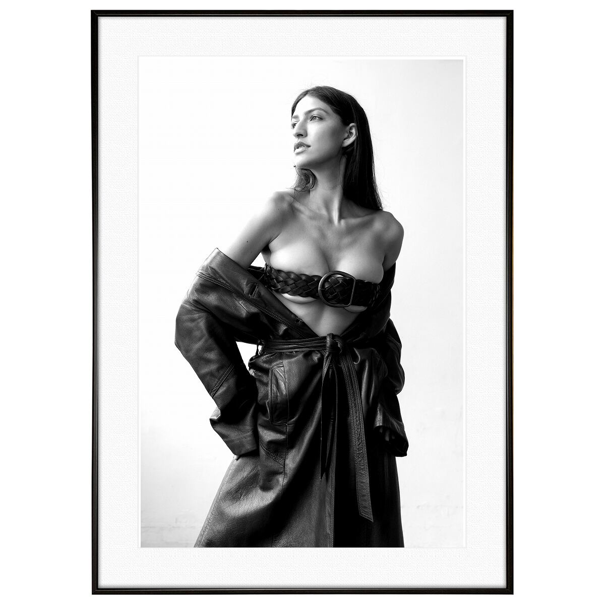 人物写真 革を着た女性 インテリアモノクロアートポスター額装 AS2358