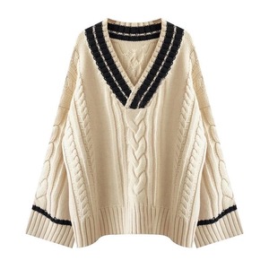 Vネックケーブル編みニット