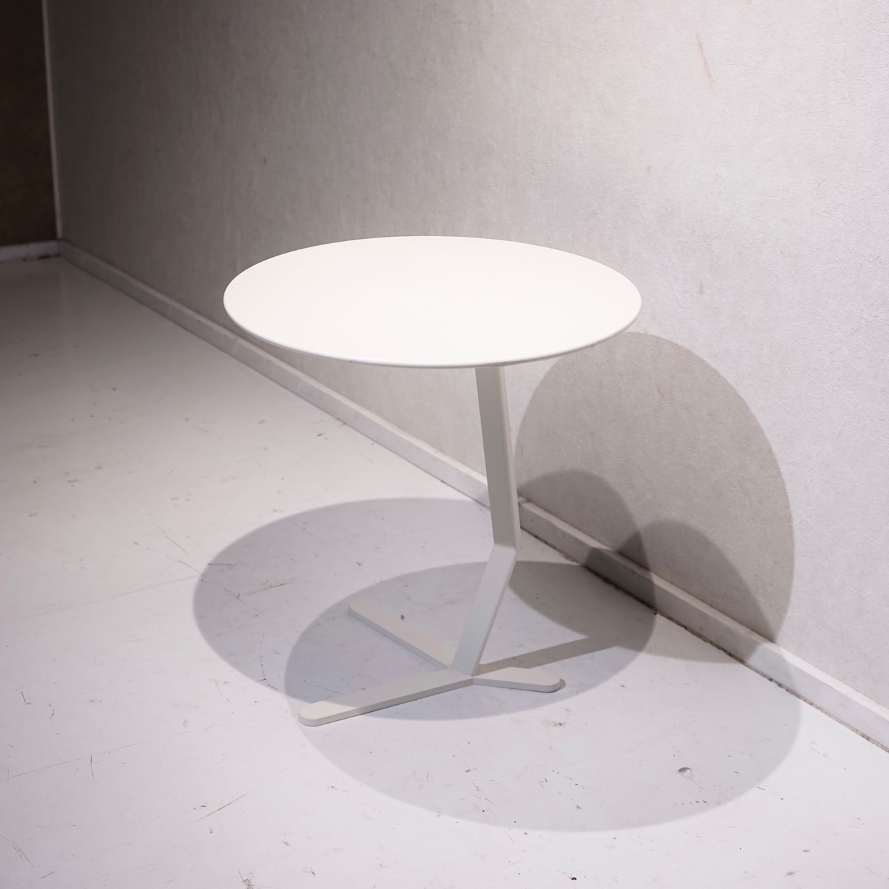 OFFECCT オフェクト Bird Coffee Table バード コーヒーテーブル サイドテーブル 円形 テーブル ホワイト 北欧 モダン ミニマル