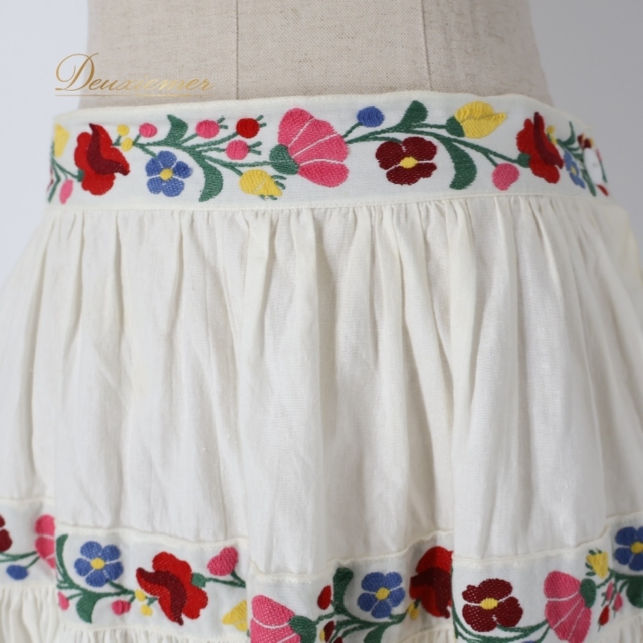 フォークダンス 衣装 スカート ホワイト系 花柄 刺繍 チロリアン チロルスカート 白 赤 青 黄 ハンガリー製 かわいい カントリー ダンス衣装 練習 レッスン イベント カラフル レッド系 ピンク系 ブルー系 イエロー系 グリーン系