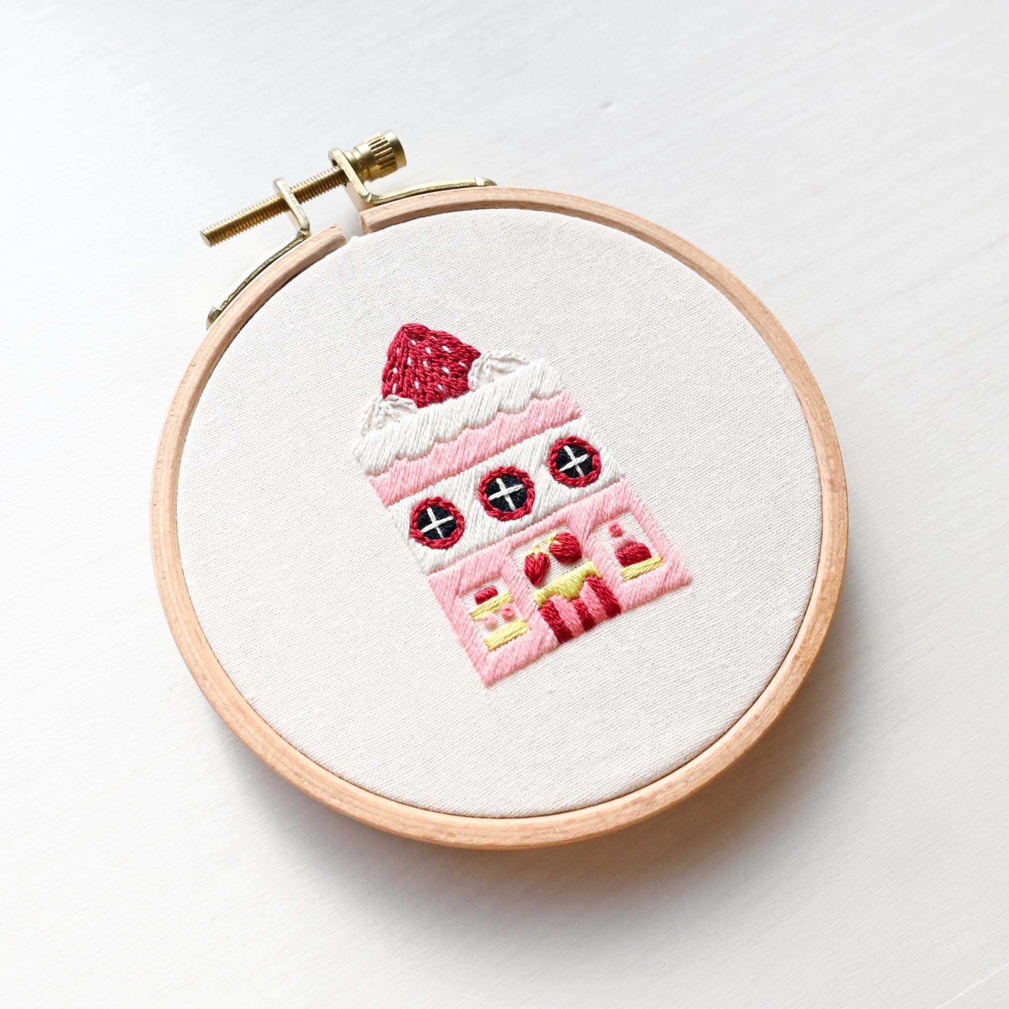 【新作】刺繍キット いちごの都より「ショートケーキ専門店」《空想街雑貨店》