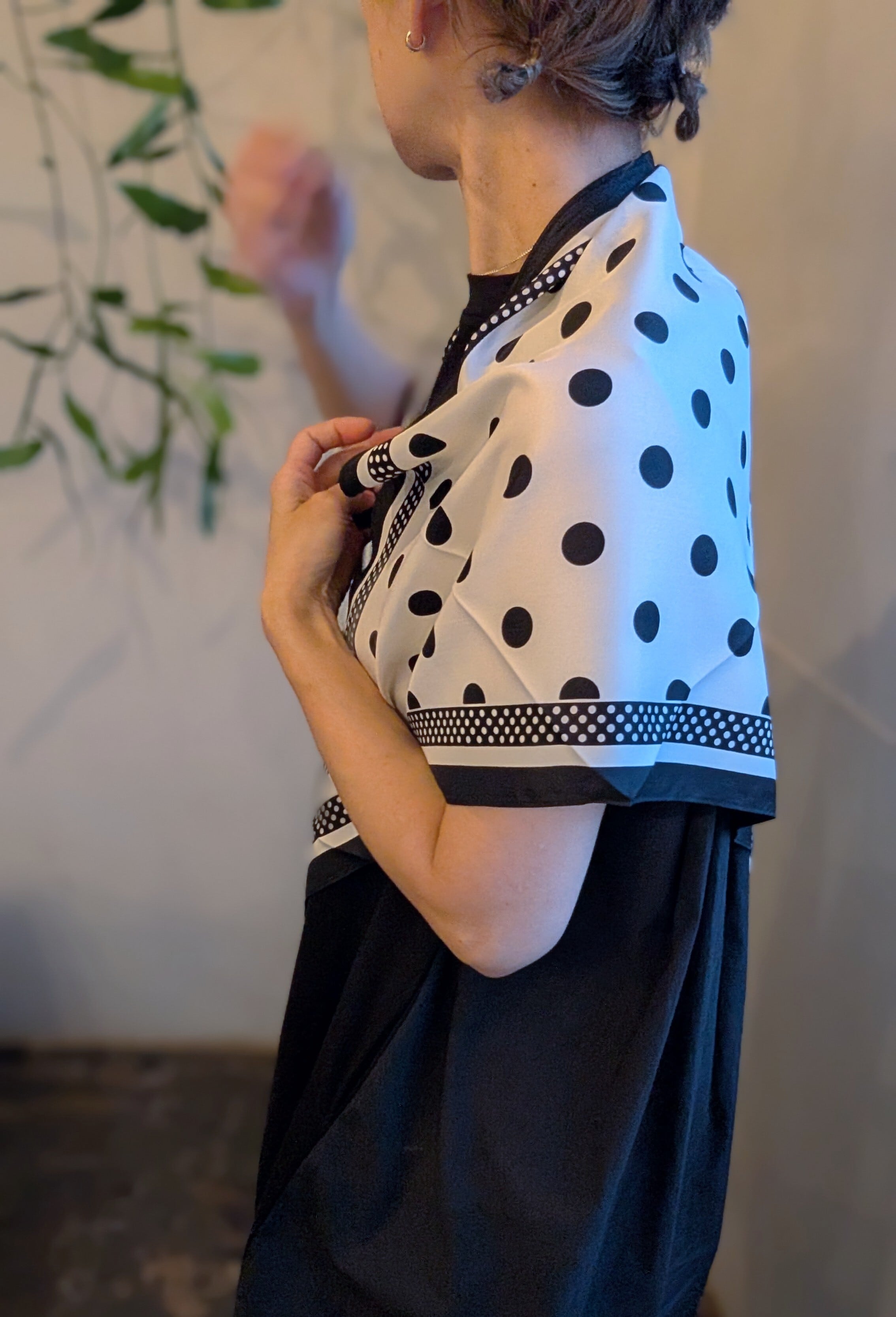 三角形シルクタッチスカーフ / OFFWHITE / ダブルドット柄 | 服と雑貨