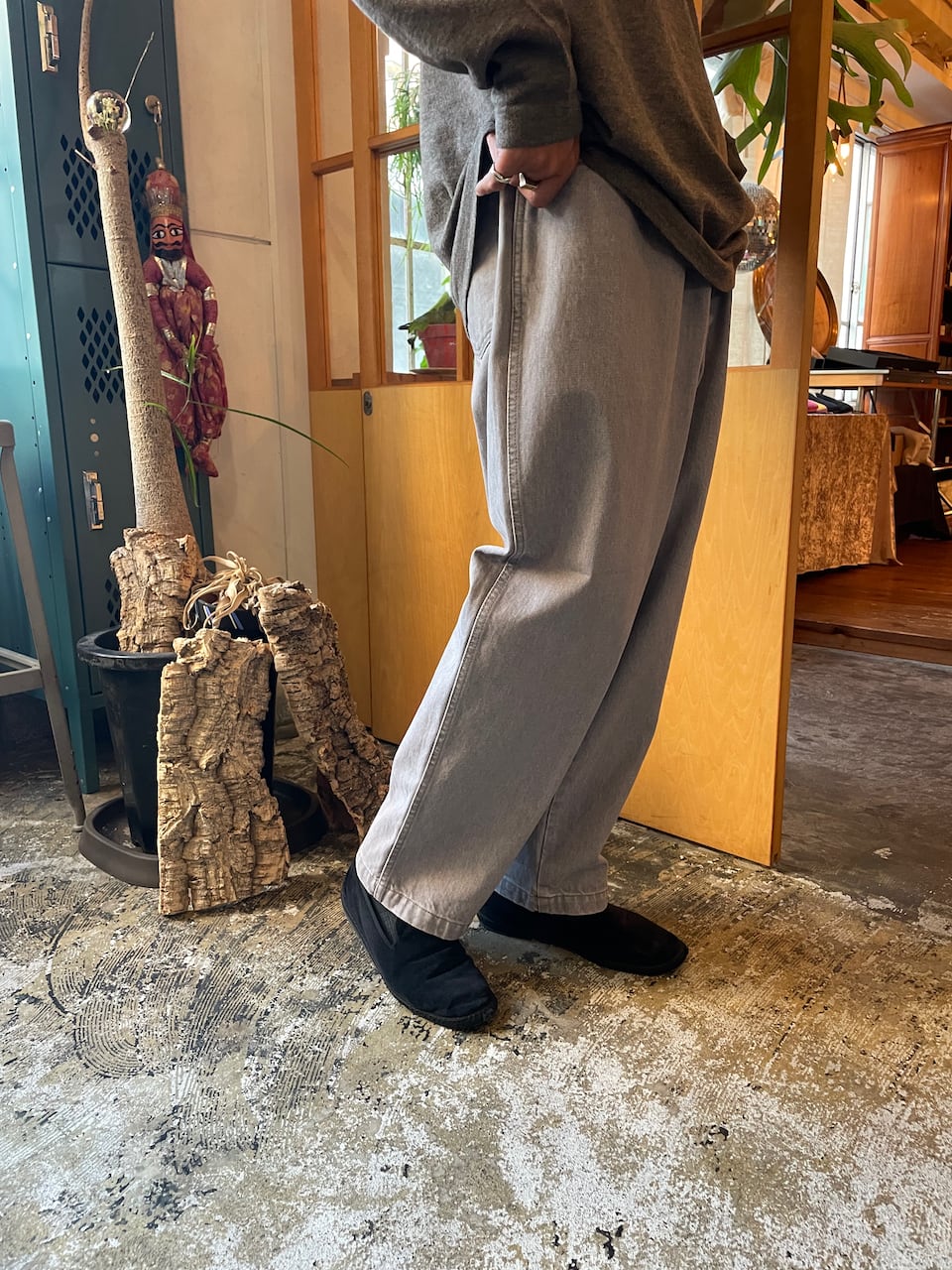 COMFORTABLE REASON / Fade Denim Slacks | EE ONLINE STORE -