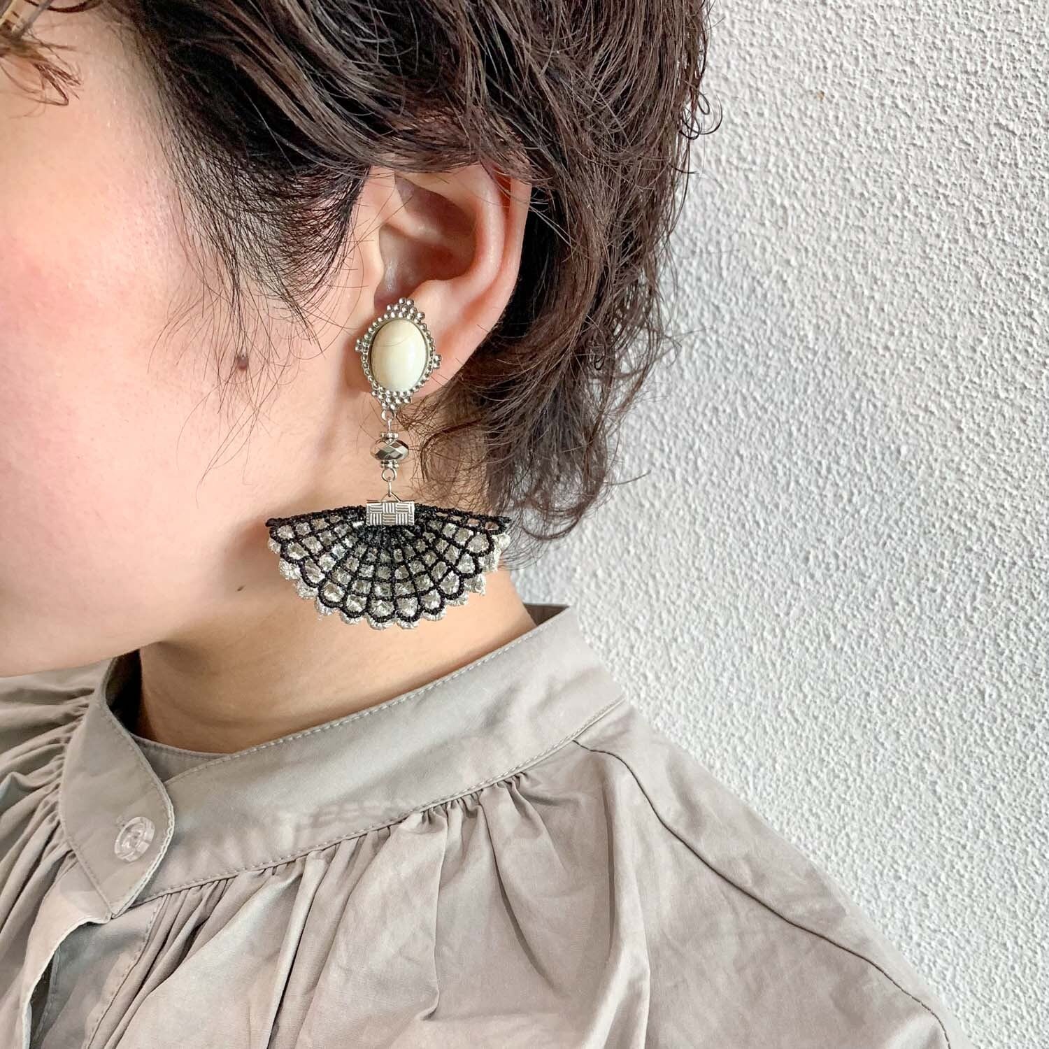 ヴィンテージガラストップと蜘蛛の巣レースの〈ピアス/イヤリング