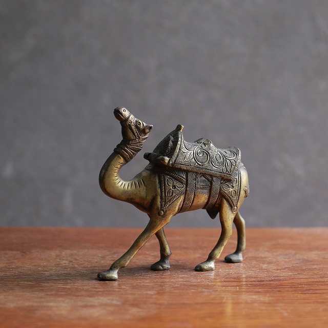 明日を見つめる、真鍮のラクダ 2