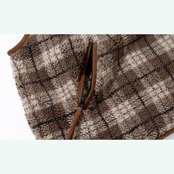 茶棕チェックがつくる、静かな奥行き。Vネックチェックベスト 《i0840》