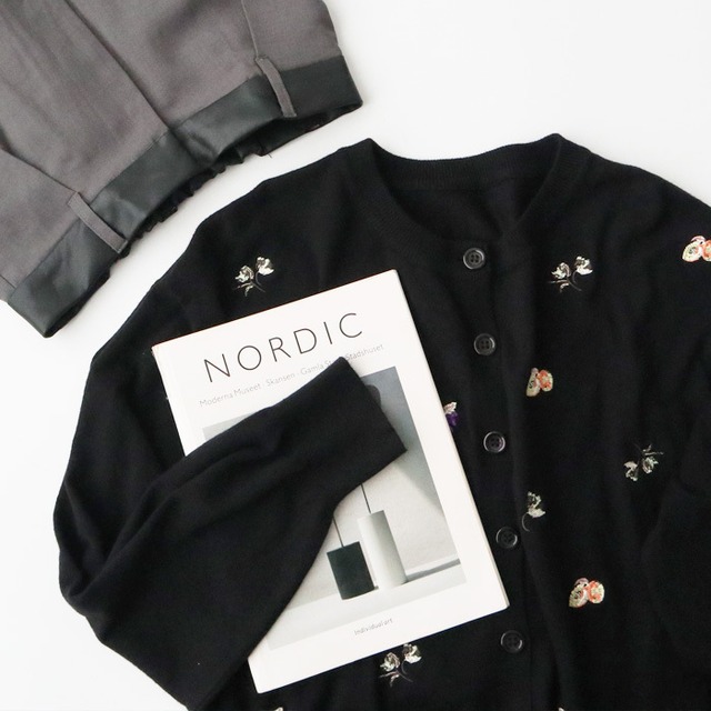 （B03）フルーツフラワー刺繍クルーネックカーディガン