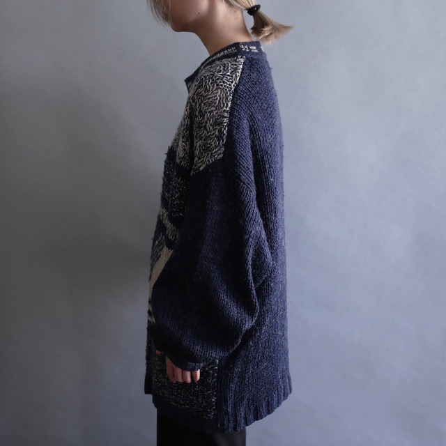 loose silhouette 3D pattern hand knit sweater