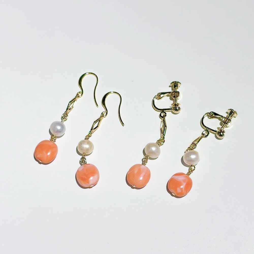 コーラルピンクビーズx淡水パールイヤリング・ピアス