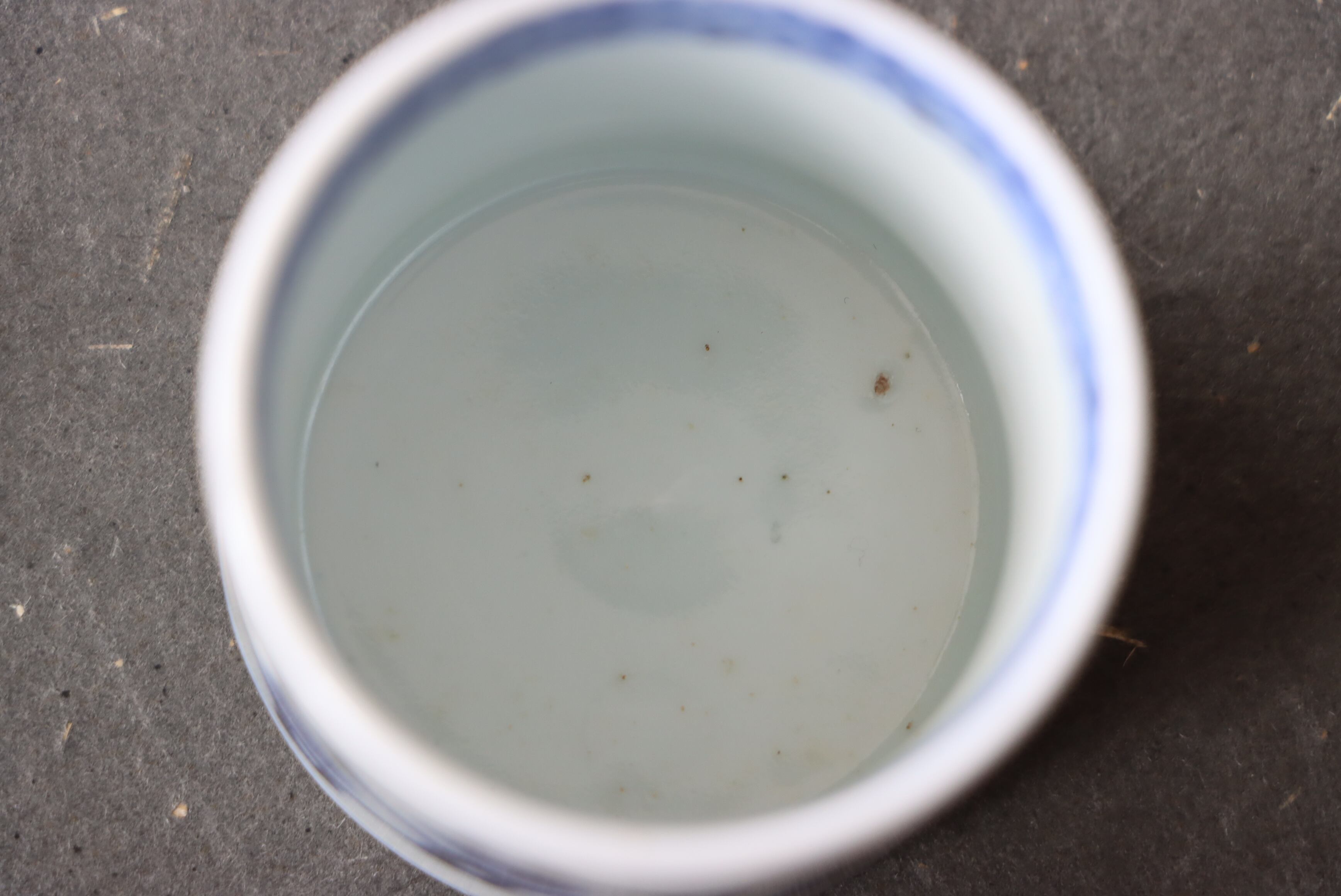 古伊万里 染付 花亀甲文 覗き猪口/Blue and white cup | (有)新原美術