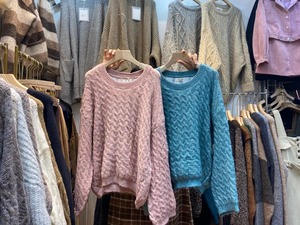 ラウンドネックケーブル編みニット