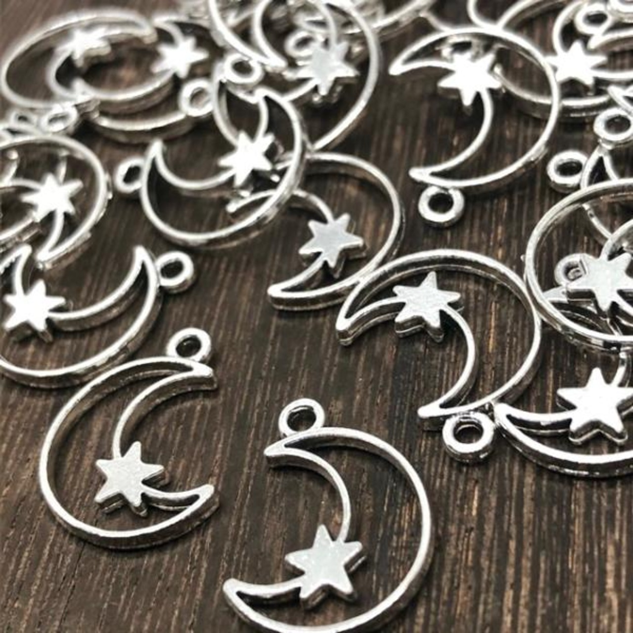 【4個】ムーンフレームスター付きチャーム/三日月/星
