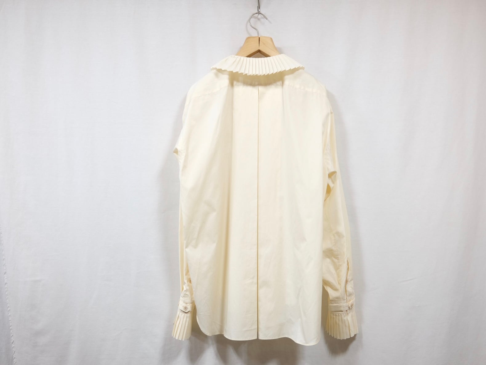 JUN MIKAMI “プリーツカラーシャツ” Cream | Lapel online store