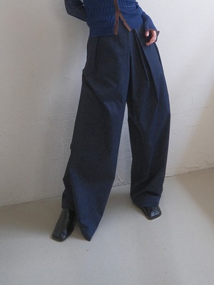 Voluminous Tuck Wide Pants / NAVY