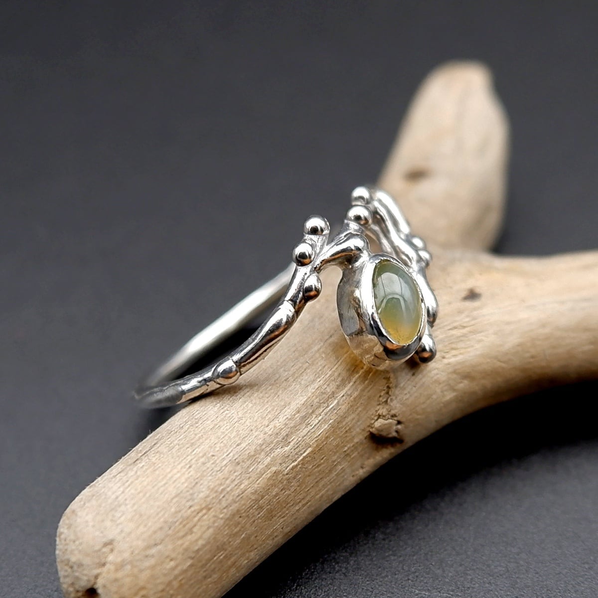 クリソベリルキャッツアイのデザインリング 13.5号 ～金緑のまなざし