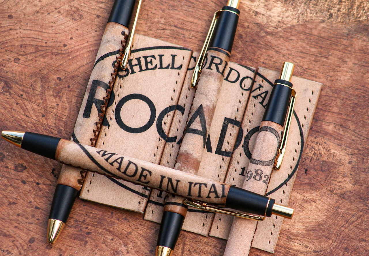 革軸ペン【 ROCADO シェルコードバン 裏巻き (ROCADOスタンプver.) 】