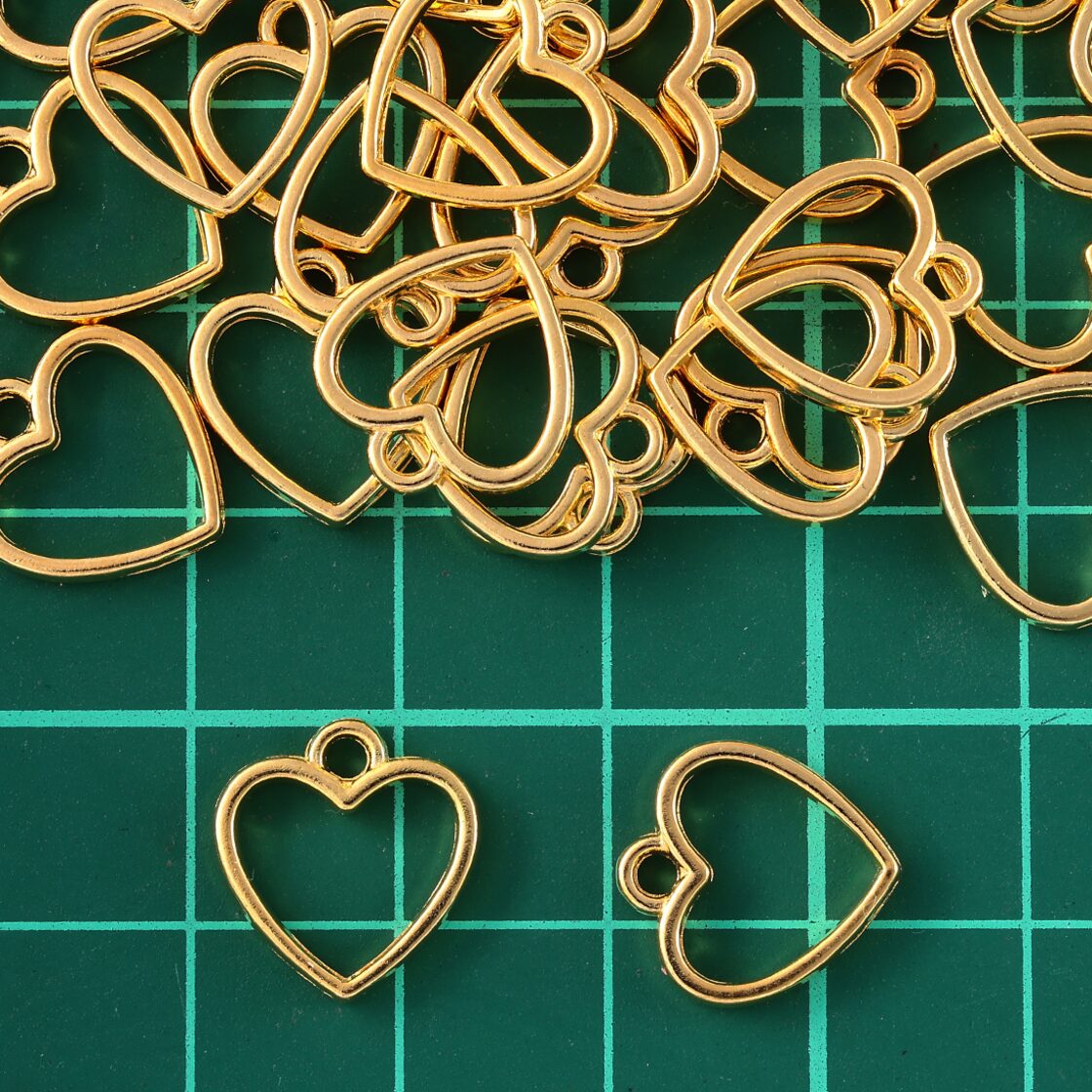 チャーム ハート ゴールド 小さめ 40個 カン付き レジン枠にも  