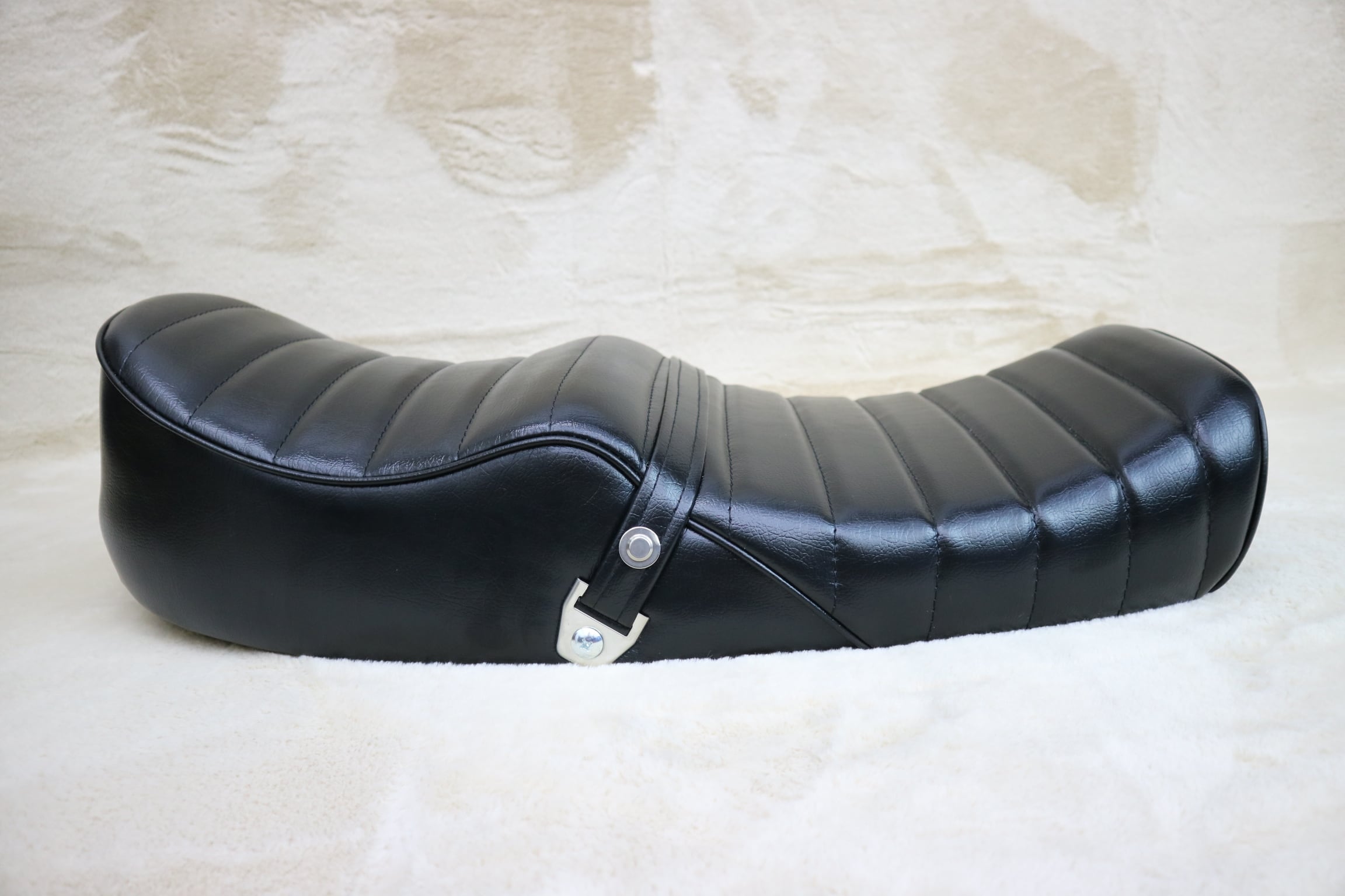 CB750K タックロール シート 黒 皮 変形 / 完成品 あんこ抜き