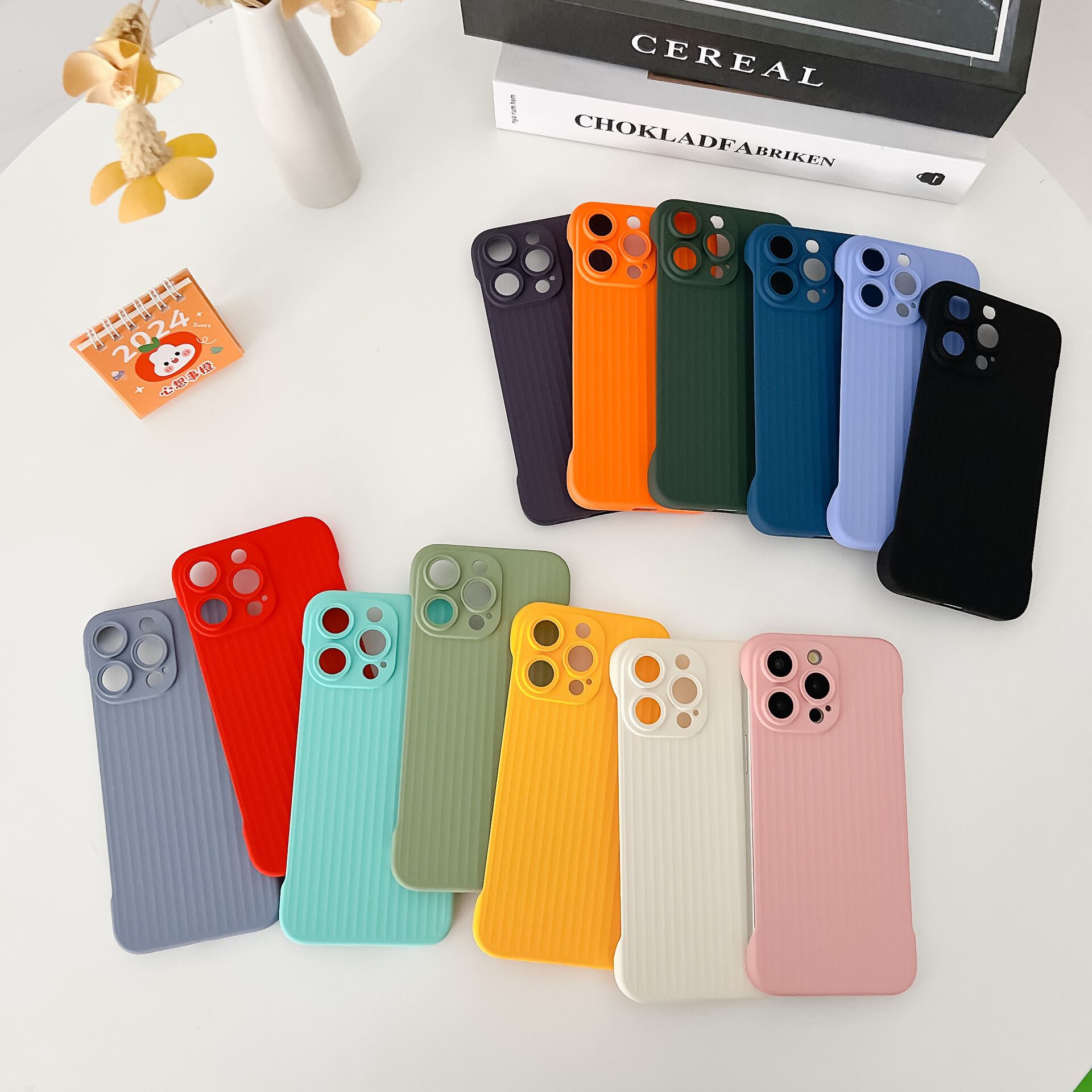 【iPhone15対応】13色から選べる◎薄型軽量 おしゃれ 縦波 ストライプ加工 ユニセックス メンズ お揃いカラー シンプル スマホケース 13color