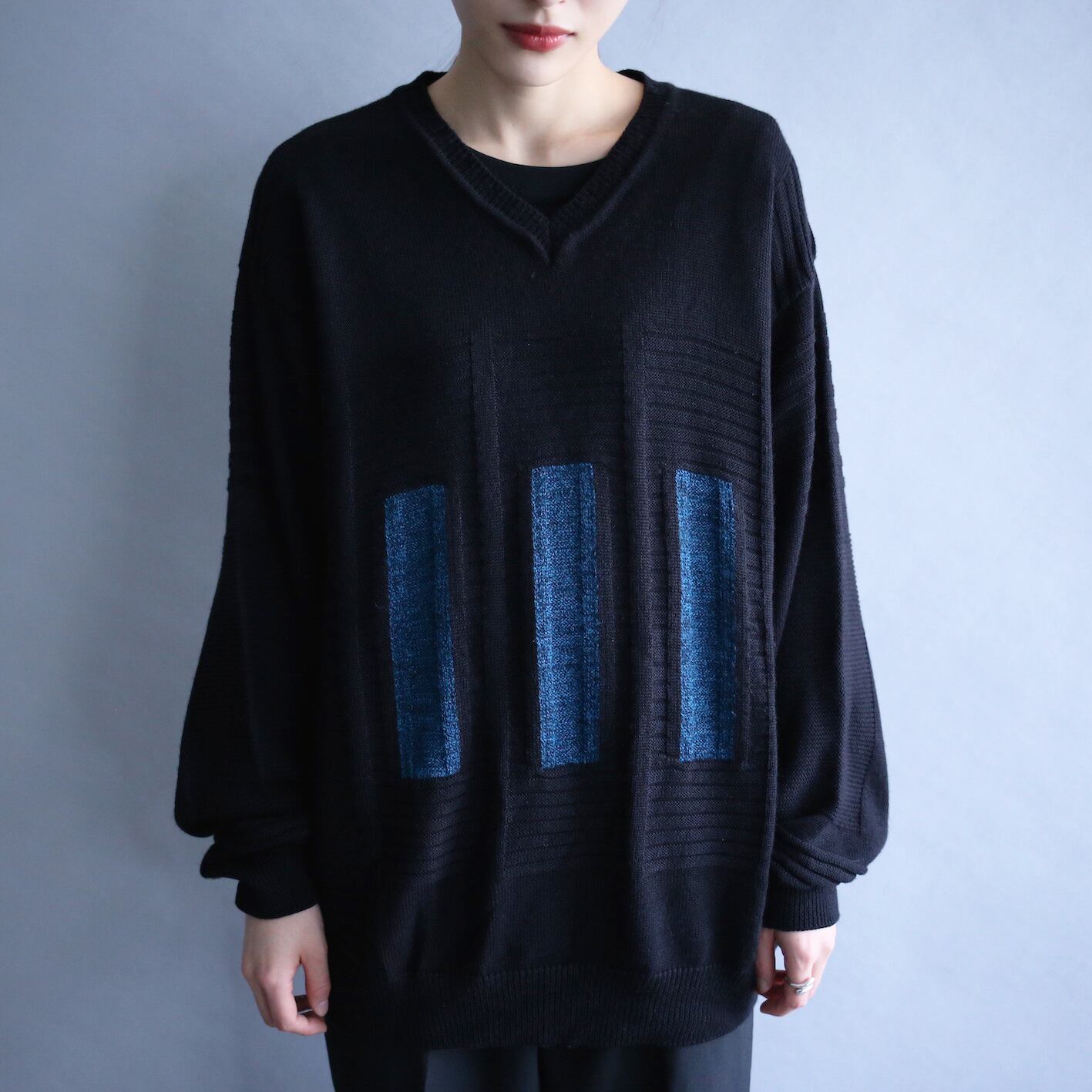 "black × blue"  3D knit pattern loose v-neck sweater