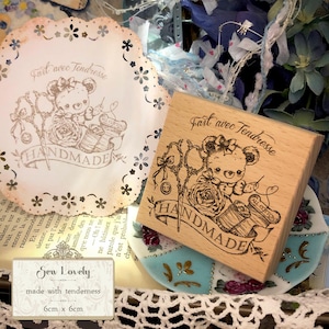 再販☆LB60 lillybloom Little Alice Blue 小熊【Sew Lovely 溫柔手作】 木製スタンプ 6x6cm