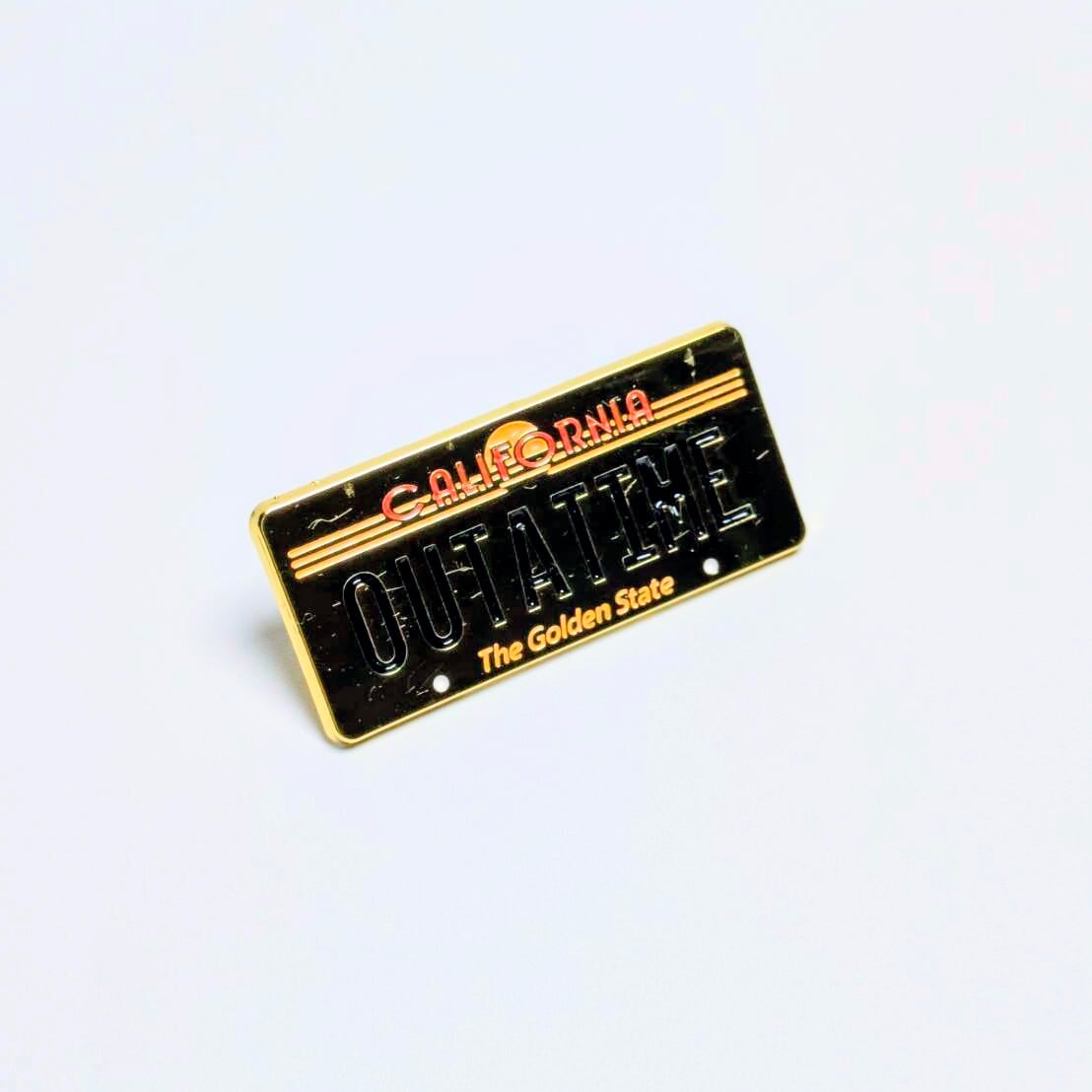 再入荷!送料無料! ★ピンズ PINS★ピンバッジ 【 Back to the Future(バックトゥザフューチャー)】 OUT A TIME / デロリアンナンバープレート〚アメリカン雑貨 アメトイ〛