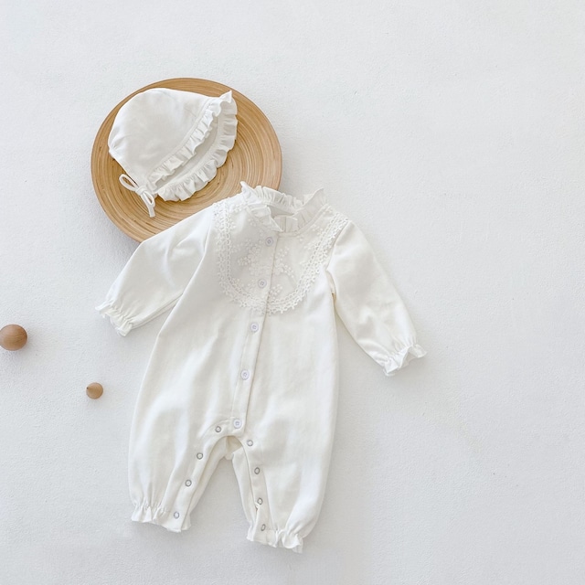 ,ベビー女の子フリル花刺繡長袖ロンパース　ボンネット付き　前開き退院着　記念撮影　ホワイト　オールシーズン　出産お祝い　lwb0010
