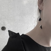 W HANGING EARRING - BLACK-