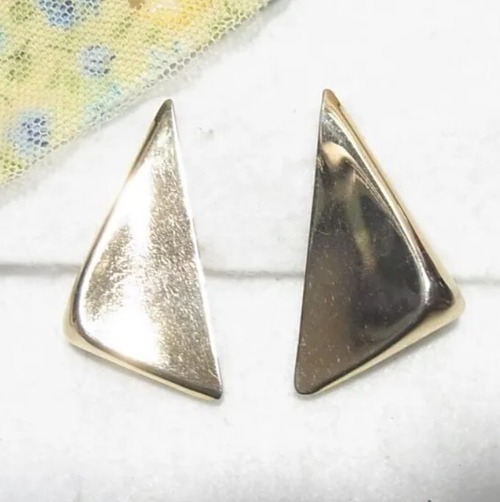 光沢メタルの三角形のイヤリング　　アクセサリーのセール通販　11214E