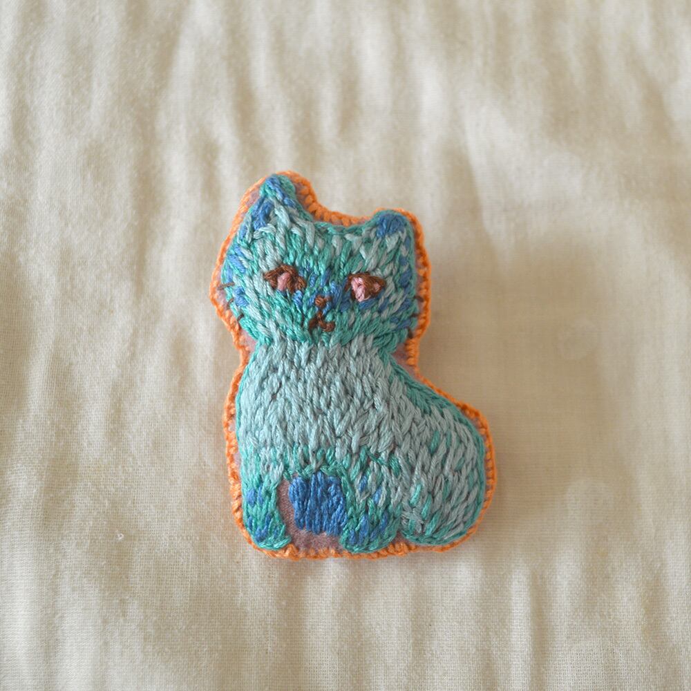 「ねこ」刺繍ブローチ:刺繍の森