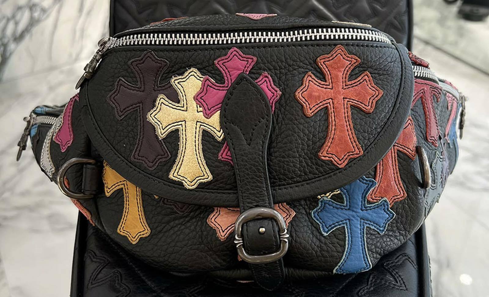 CHROME HEARTS クロムハーツ マルチカラー セメタリークロスパッチ 1スナットパック ミディアムレザー ウェストバッグ ショルダーポーチ レザーバッグ ダガージップ シルバーロゴプレート カーフスキン 5ポケット ブラック×マルチカラー