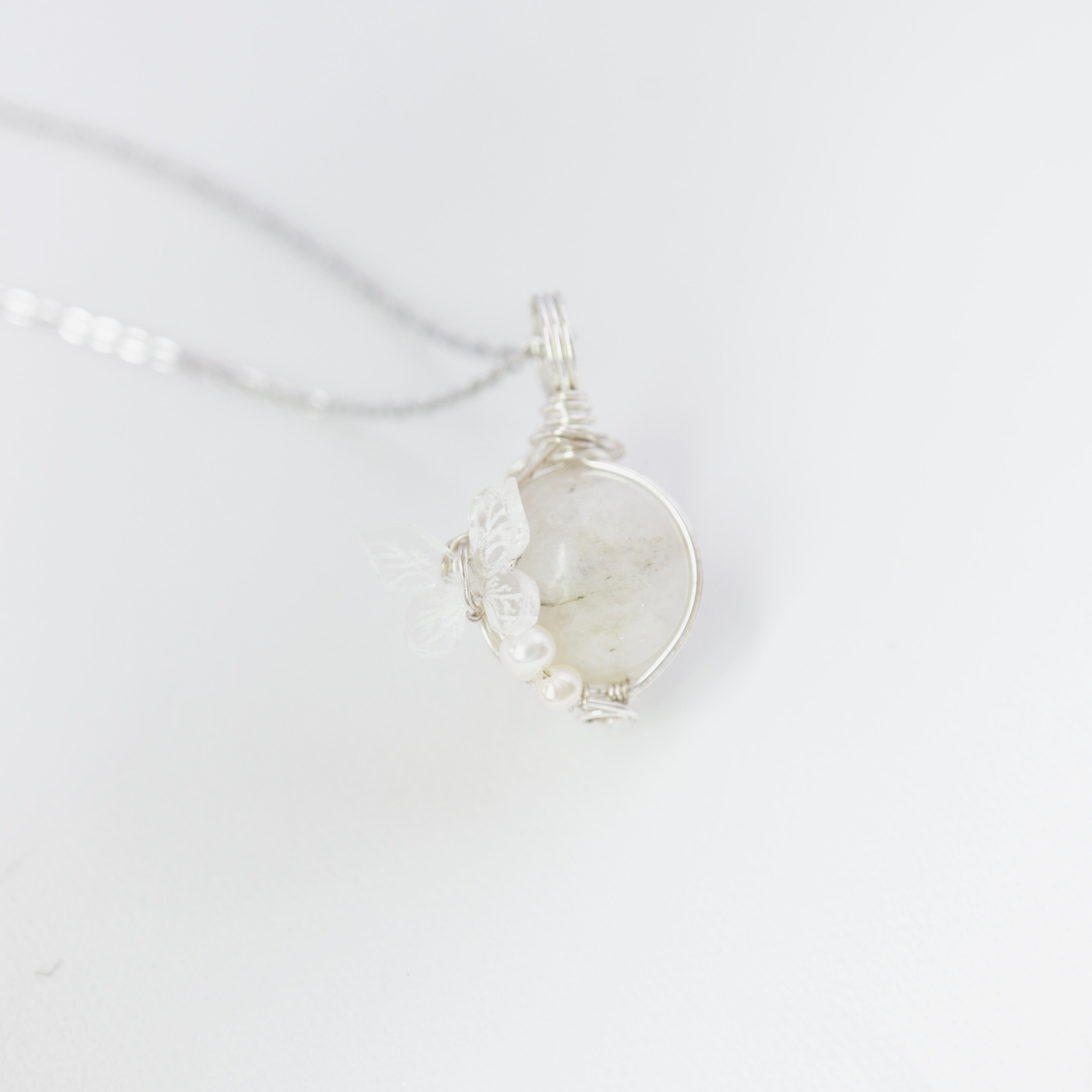 【1点もの】おのころ水晶《白蝶の巡り》|清らかな円を纏う天然石ペンダント