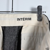 INTERIM / INDIA WOOL CLASSIC HERRINGBONE WITH LEATHER PIPING 2-TUCK STRAIGHT SLACKS