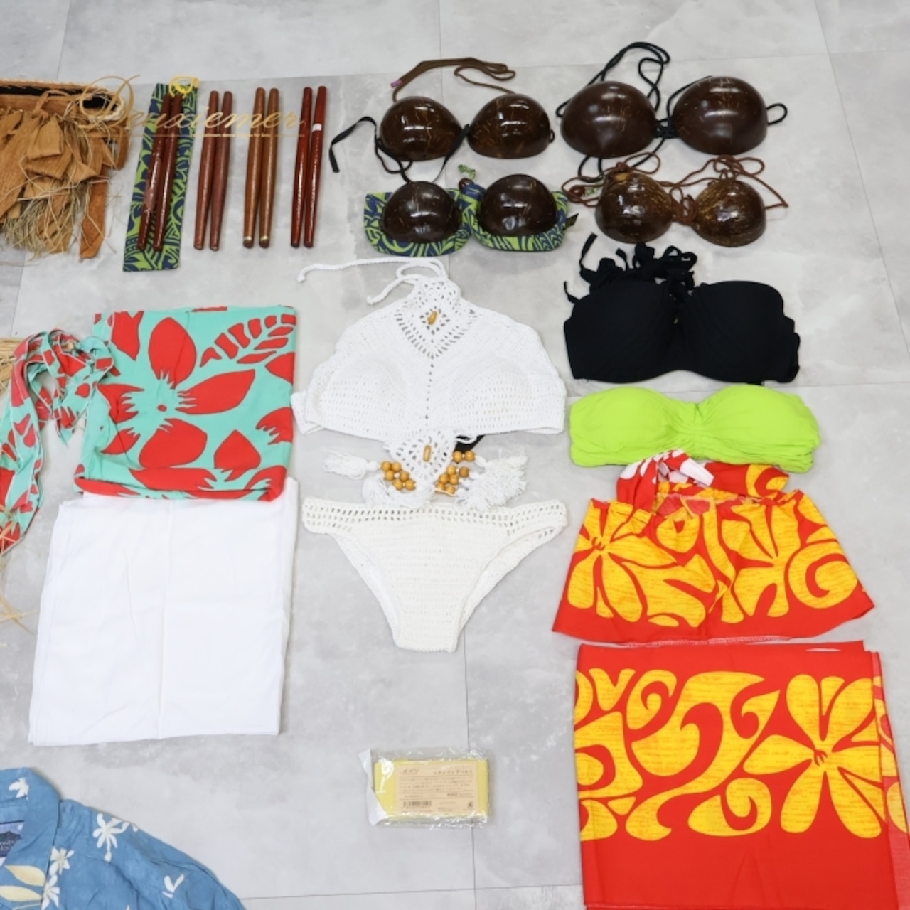 タヒチアンダンス 衣装 まとめ売り 50点以上 セット ココブラ パレオ カラアウ トップス ヒップベルト ヘアクリップ ヘアアクセサリー ネックレス ククイ シェルレイ 羽根  茶 赤 青 黄 羽織り 花柄 魚柄 楽器 小物 ブルー系 レッド系 フラダンス