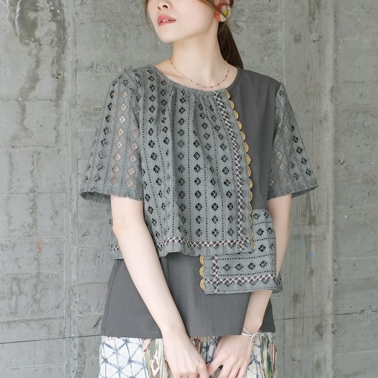 ⭐︎再販⭐︎個性的×フェミニンなTシャツ!カットワークレース重なるプルブラウス(23s-11)アッシュver2