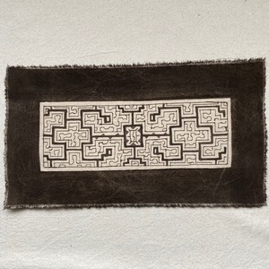 泥染めプレイスマット　16x30cm 白10  南米ペルー　シピボ族の泥染め　プレイスマット　額装