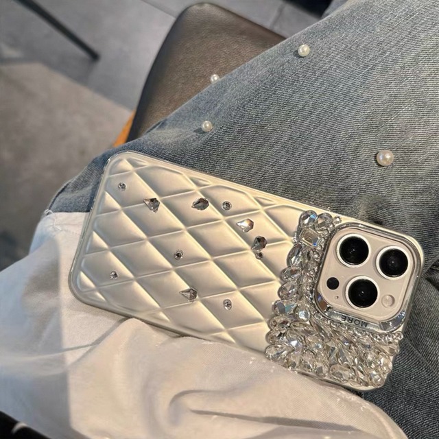 ストーンビジューシルバーグレイキルティングiPhoneケース