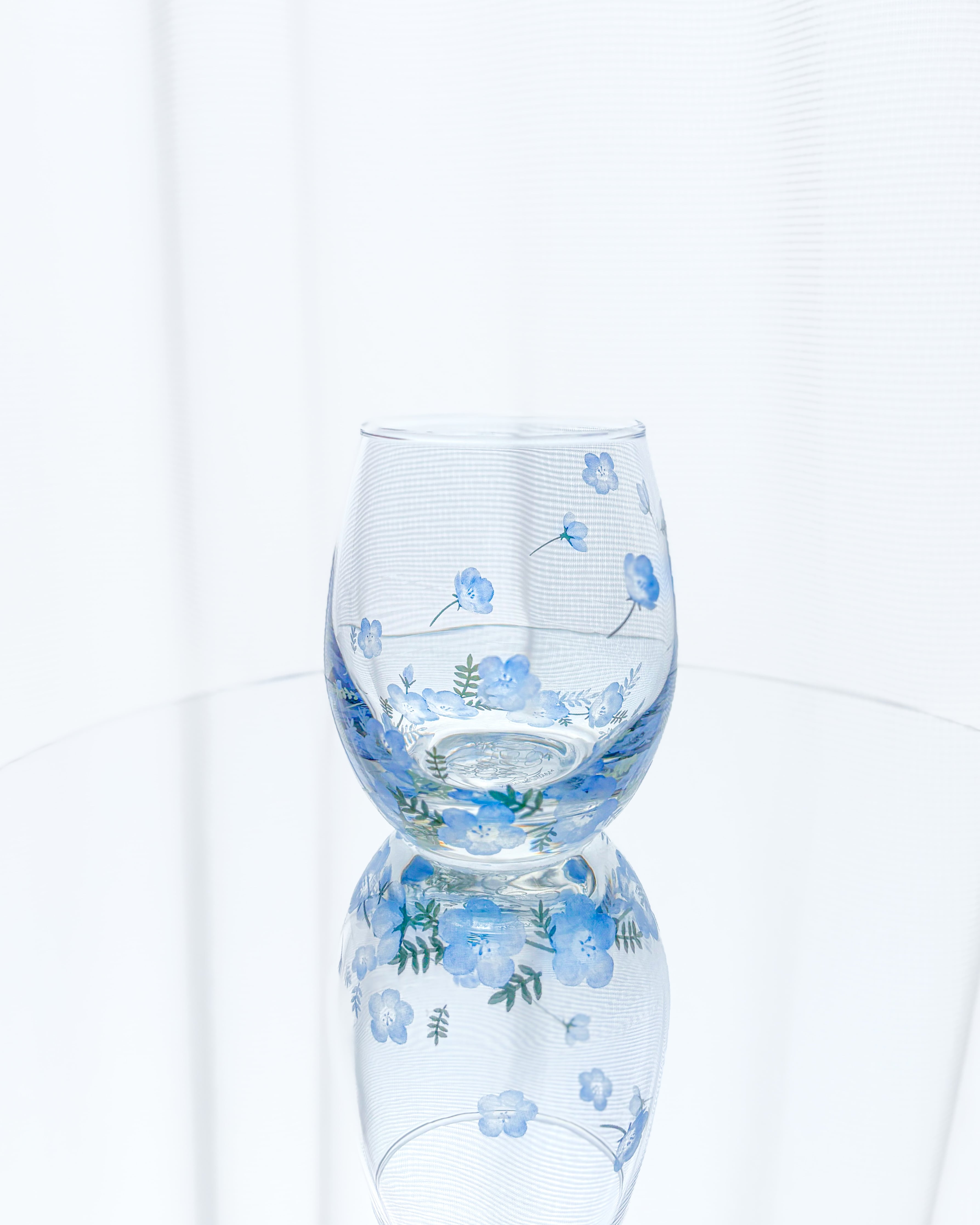 ベネチアングラス、青と白のフラワーモチーフガラスボトル 空を舞うネモフィラのグラス〜新作〜 | Blanche Neige
