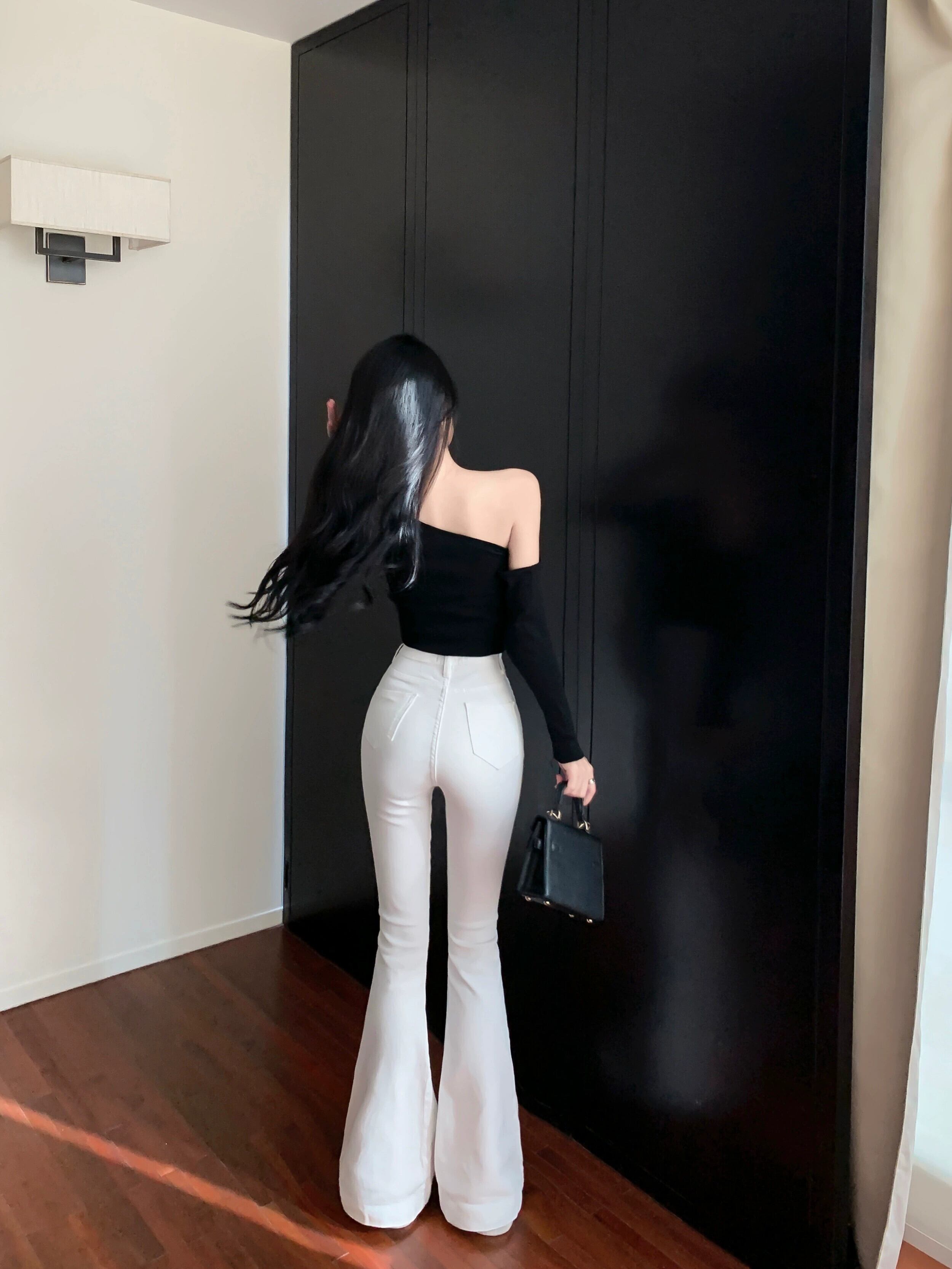 【新品】ホワイト フレアパンツ　レディースMサイズ 新品】ホワイト フレアパンツ レディースMサイズ