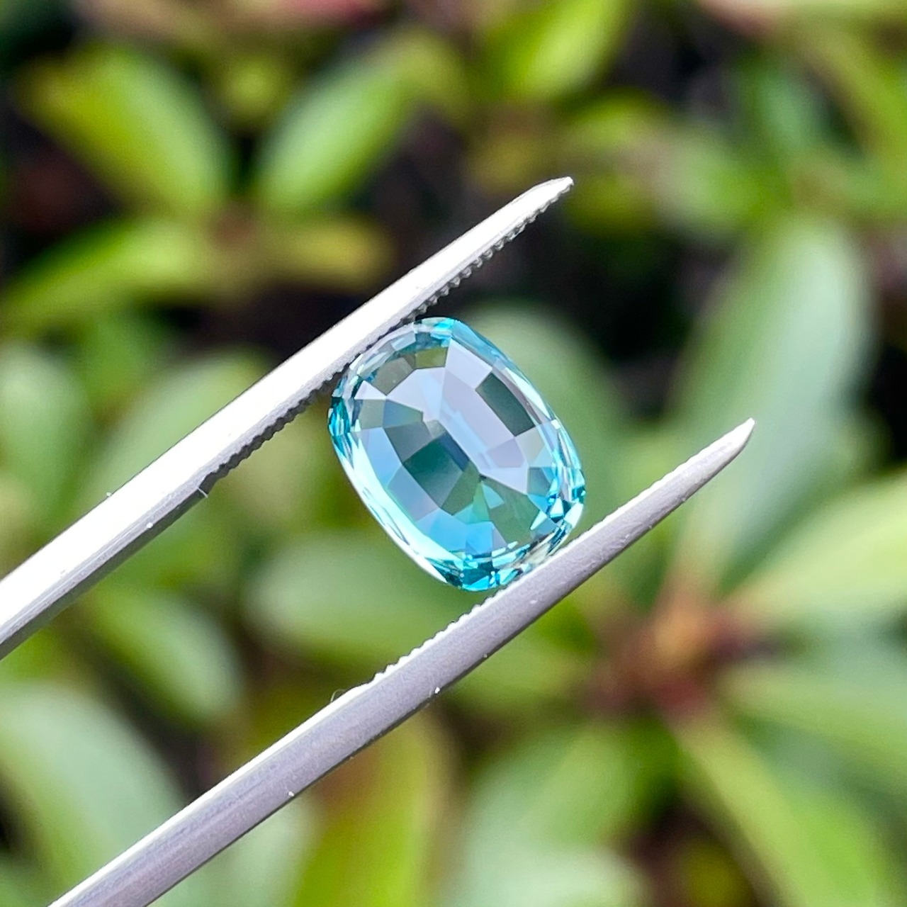 ブルージルコン クッションシェイプ 9.4x7.0x4.8mm, 3.50ct カンボジア産