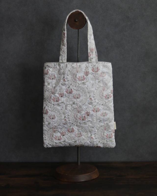 《静かに咲く花》インド刺繍ファブリックトートバッグ　