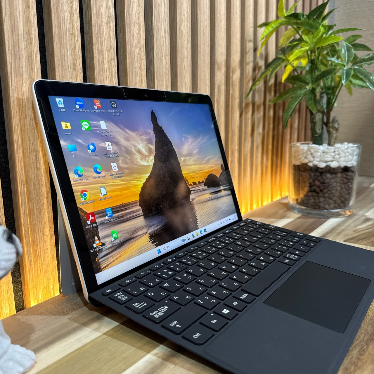 \ 公式ショップ限定価格❣️/ 準美品《2in1モデル》Surface Go 2 プラチナ メモリ4GB eMMC64GB Pentium 人気ノートパソコン 安心サポート&3ヶ月保証付き