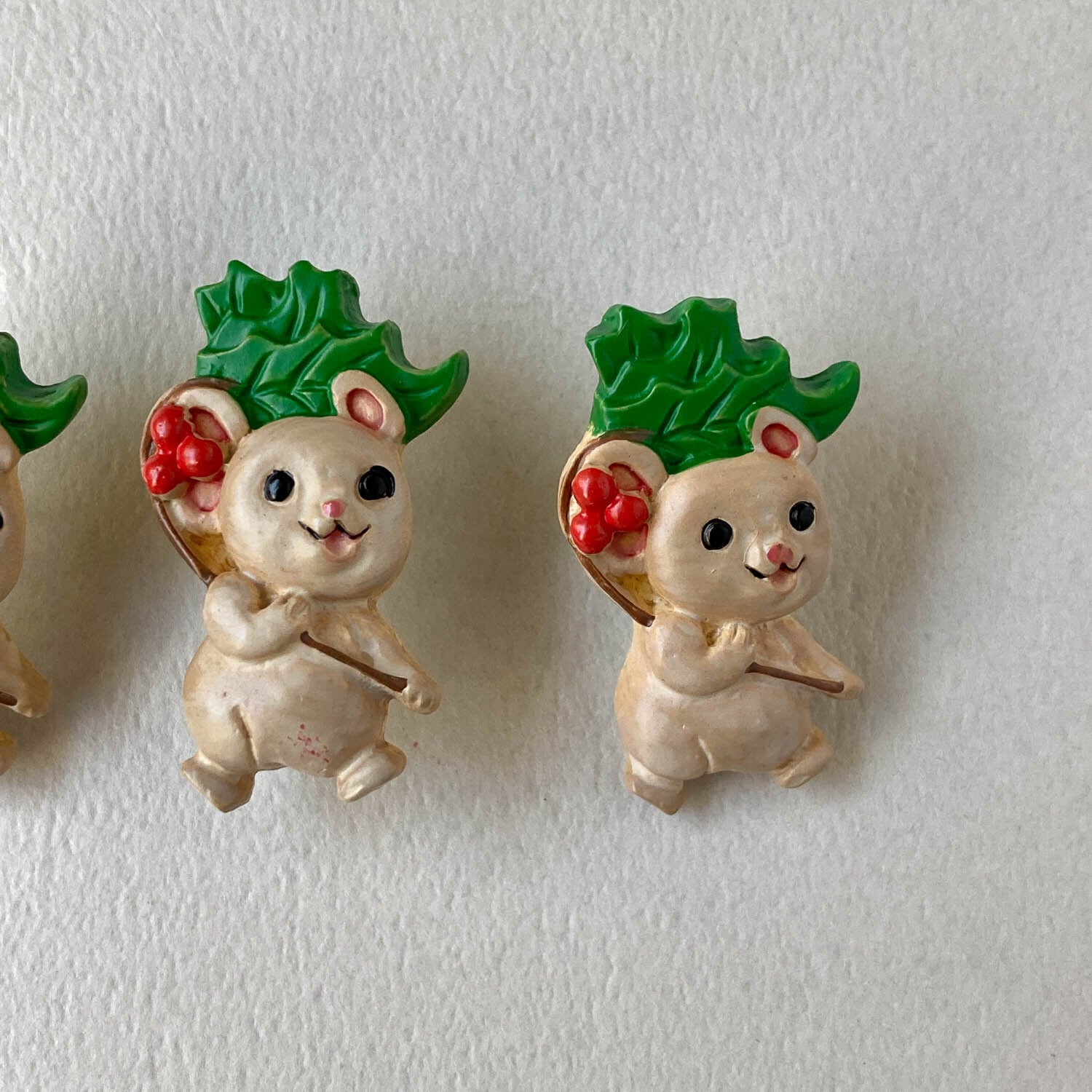 葉っぱを持ったネズミのフランスボタン（30mm） | Dua-アクセサリー