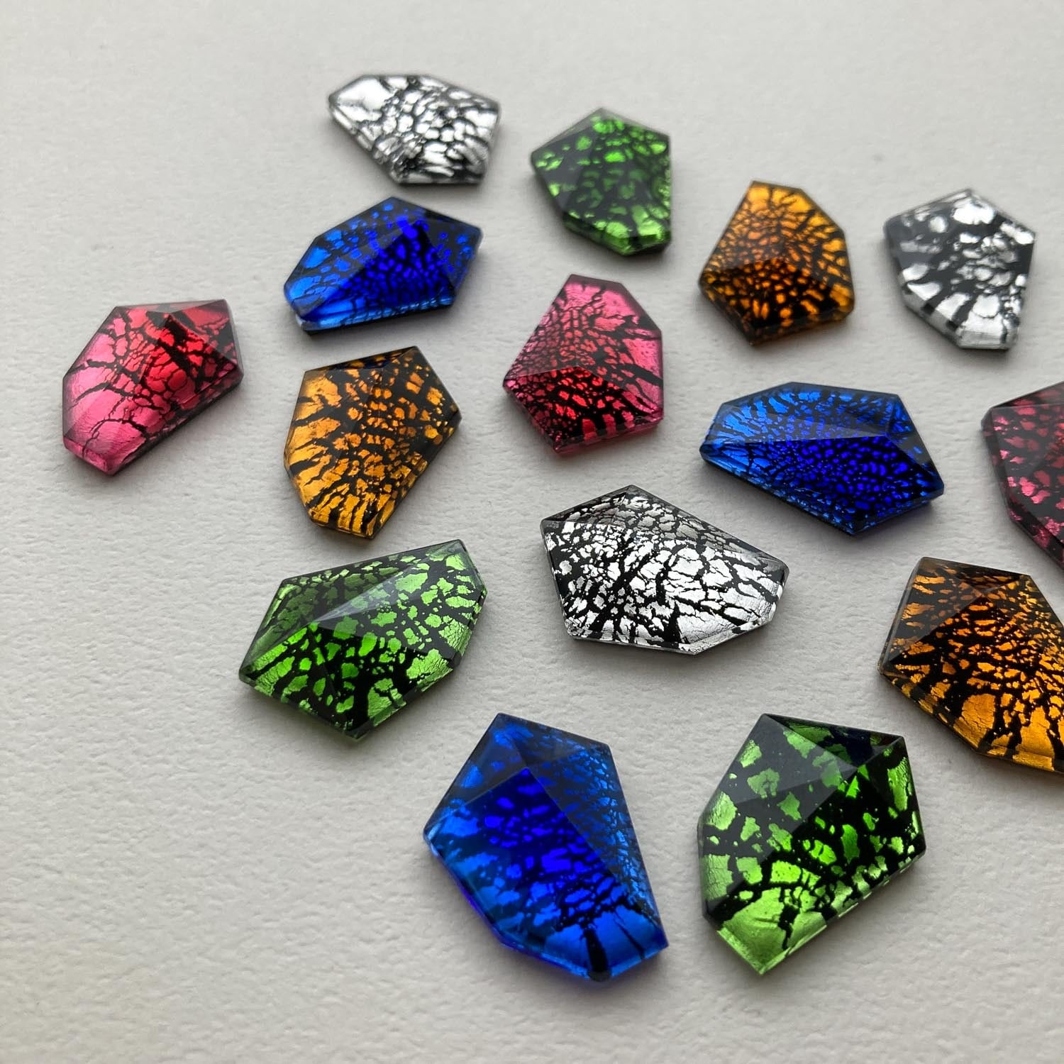 再入荷〉銀箔入りいびつ六角カットチェコアートガラス | Dua