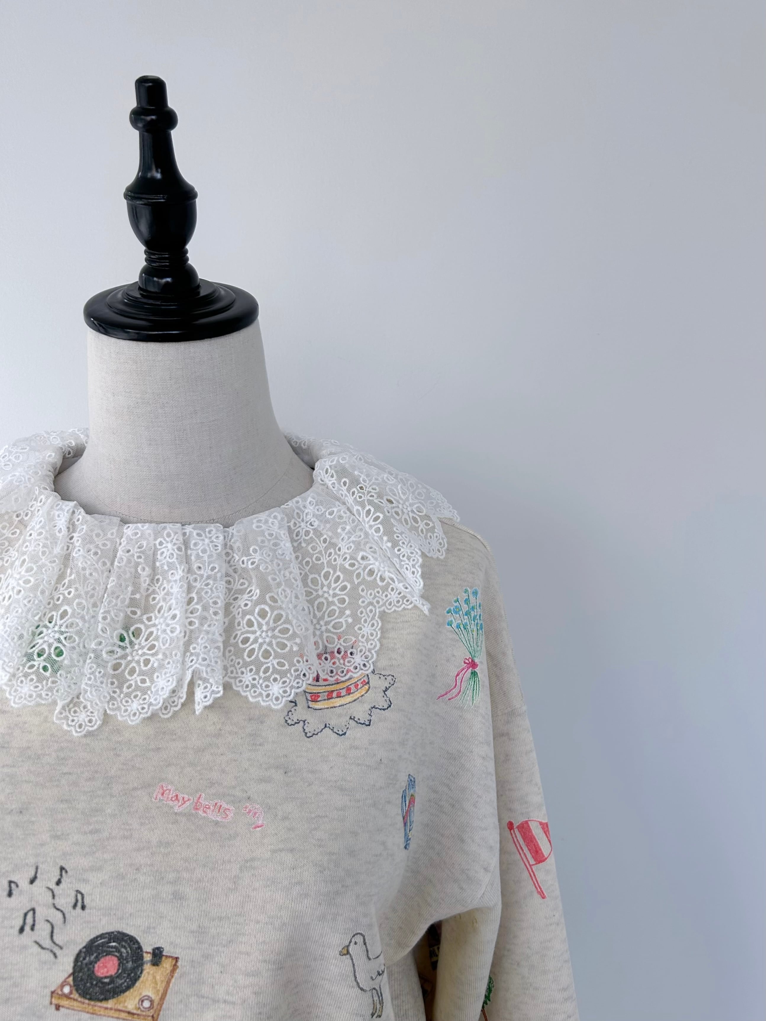 MUVEIL レース襟付き落書きプリントスウェットプルオーバー | KOKO